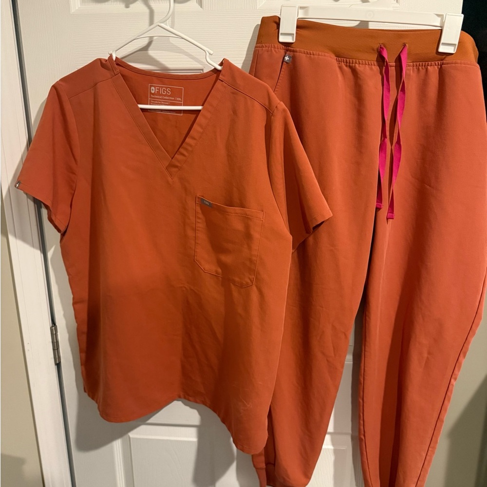 Figs Tangerine Scrub Ensemble